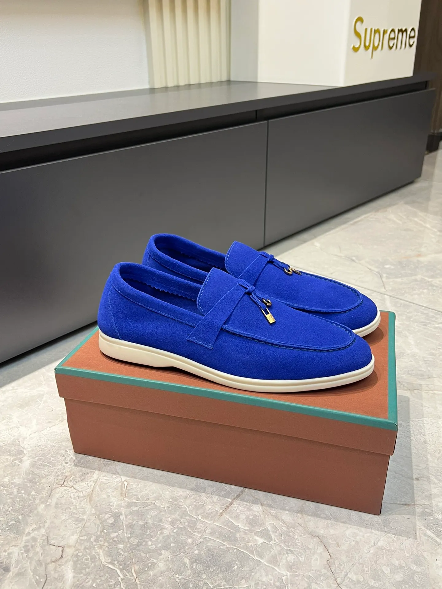 Men's shoes 💰p360 "Loro men's shoes 💰pian'*" Classic L men's shoes for couples 💰p Top version British flat loafers, a must-have item in old money style, the minimalist design is eye-catching and durable, a plus point for dressing The soft foot feel and texture are outstanding. They don’t scratch your feet and are very nice. They are matched with soft and waxy soles. They can be worn daily for a long time without getting tired. They are easy to wear, versatile and classic items, with perfect foot feel and texture! Imported cashmere fabric, the lining is made of imported A-grade water-dyed cow lining, the top version of the genuine leather midsole is sewn with pure handmade mark thread! Size: Female 35-40 (34. Customized) Male 38-44 (45.46. Customized)